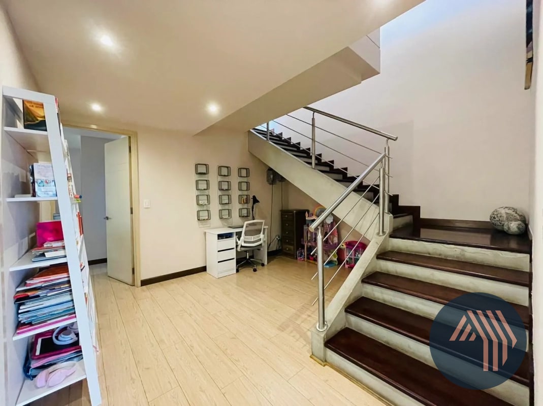 VENTA DE AMPLIO APARTAMENTO DE 2 NIVELES - VEINTI4, ZONA 10 - 1