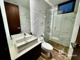 Apartamento amueblado 3 dormitorios y cuarto de servicios, zona 10 — Apartamento en Alquiler en Zona 10, Guatemala, Ciudad — miniatura 8 de 14