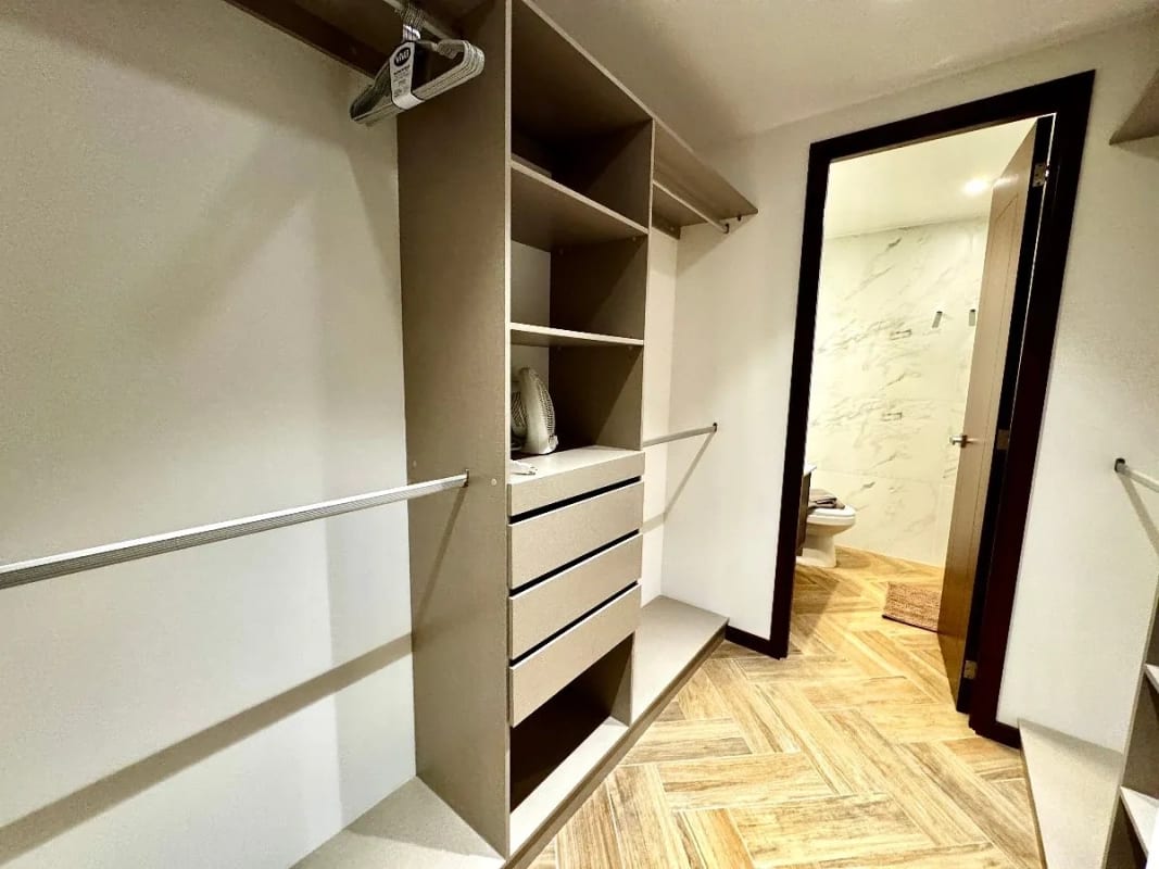 Apartamento en venta amueblado 3 dormitorios y cuarto de servicios, zona 10 — Apartamento en Venta en Zona 10, Guatemala, Ciudad — foto 4 de 14