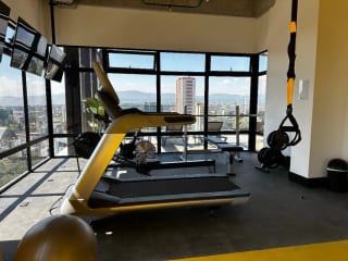 BONADIEZ, Z10. Apartamento amueblado y equipado en alquiler — Apartamento en Alquiler en Bonadiez, Zona 10, Guatemala, Ciudad — miniatura 3 de 13