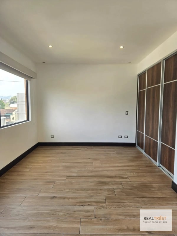 VENTA MODERNO APARTAMENTO ZONA 10 - 7