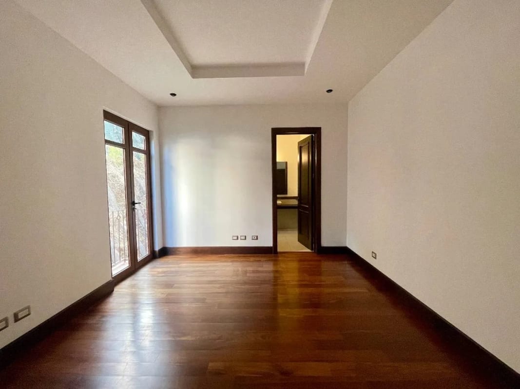 APARTAMENTO AMPLIO  RENTA MUXBAL CONDOMINIO ALBEREDA DE LA ESPAÑOLA 300 MTS2~3 DORMITORIOS, SALA FAMILIAR ~ DORMITORIO DE SERVICIO 2 PARQUEOS $2,500 (NO SE ACEPTAN MASCOTAS) — Apartamento en Alquiler en Muxbal, Guatemala, Ciudad — foto 8 de 12