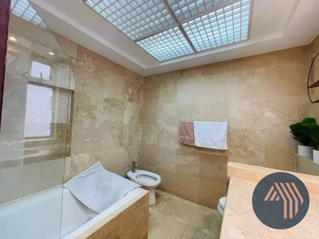 VENTA DE CÉNTRICO APARTAMENTO AMUEBLADO - TIFFANY, ZONA 10 — Apartamento en Venta en Tiffany II, Zona 10, Guatemala, Ciudad — foto 3 de 15
