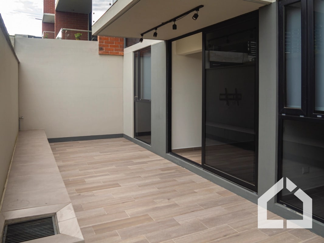 Apartamento de 2 habitaciones y patio en Aralia I, Mariscal zona 11 - 8