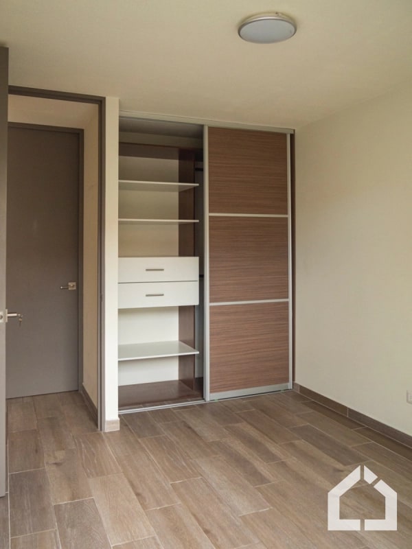 Apartamento de 2 habitaciones y patio en Aralia I, Mariscal zona 11 - 3