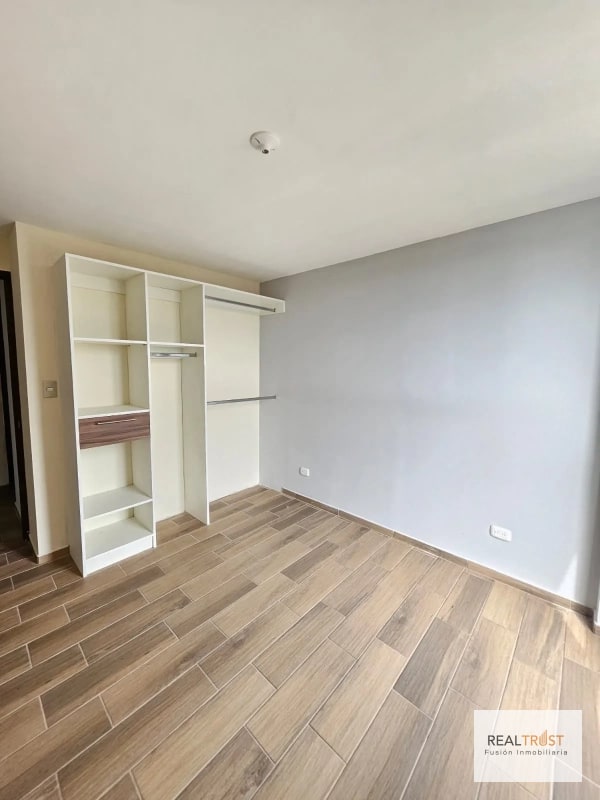 VENDO APARTAMENTO EN ZONA 11 SOBRE LA ROOSEVELT A LA ALTURA DEL CENTRO ESPAÑOL - 2