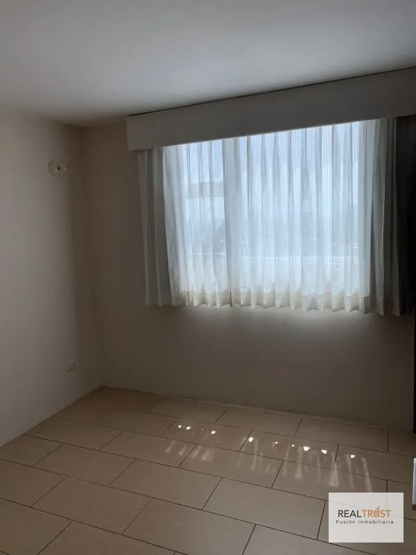 ALQUILO APARTAMENTO EN EDIFICIO CONDADO LA VILLA, ZONA 14 — Apartamento en Alquiler en Zona 14, Guatemala, Ciudad — foto 3 de 12