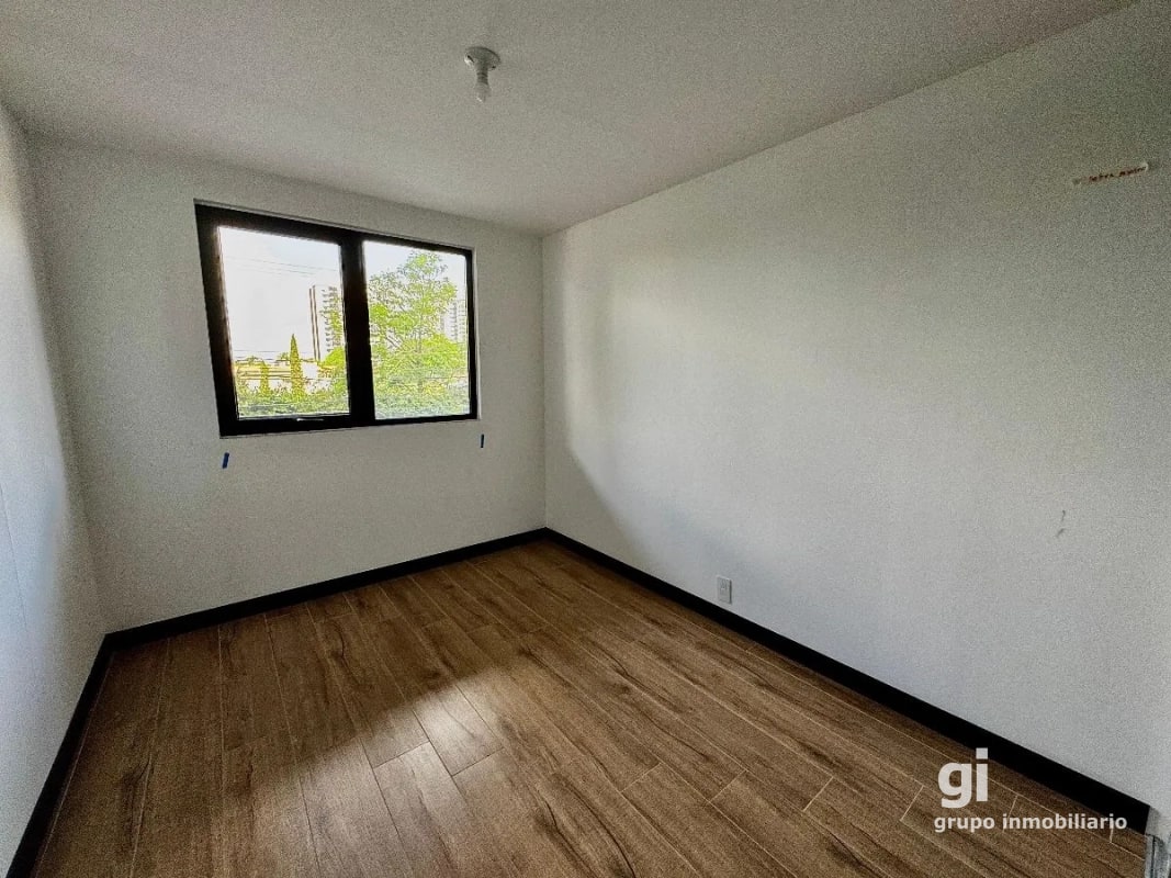 Elegante apartamento de 2 habitaciones con balcón amplio y acabados premium - 10