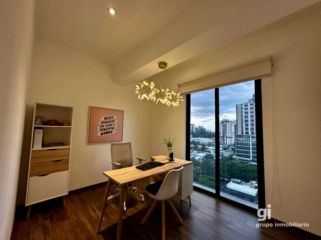 3 dormitorios, cuarto de servicio y sala familiar! - 9