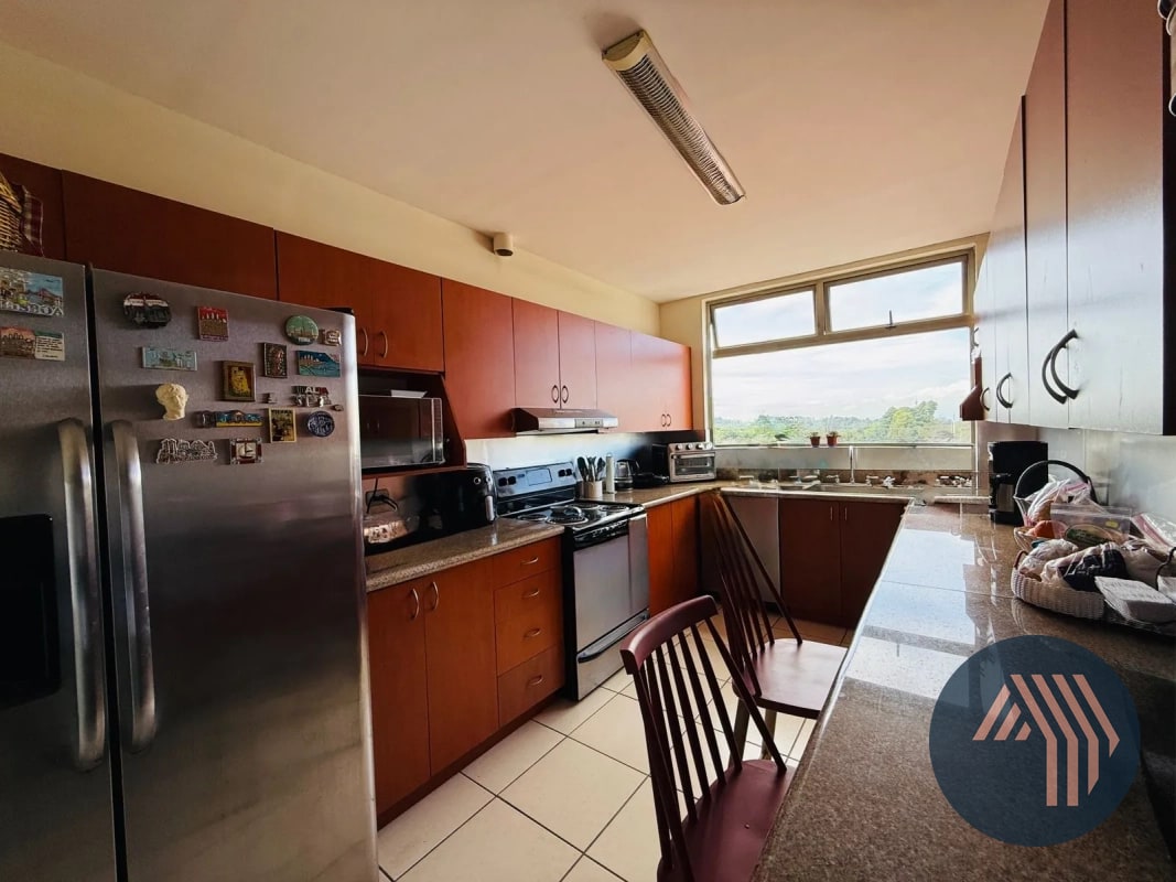 VENTA DE CÉNTRICO Y AMPLIO APARTAMENTO - BENEVENTO, ZONA 14 - 10