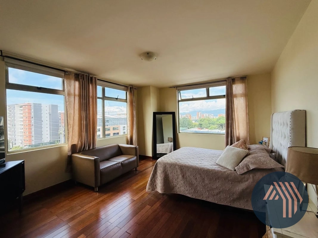 VENTA DE CÉNTRICO Y AMPLIO APARTAMENTO - BENEVENTO, ZONA 14 - 4