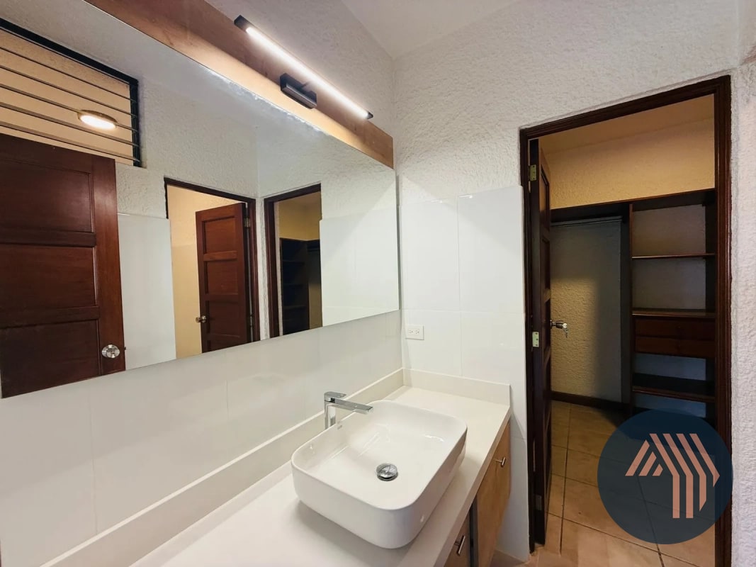 ALQUILER DE APTO. TIPO TOWNHOUSE - LA SOLANA, ZONA 15 - 10