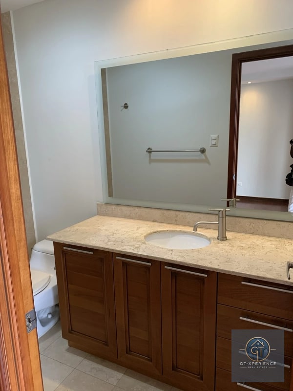 Lindo y amplio apartamento en Tiffany II, Zona 10 - 9