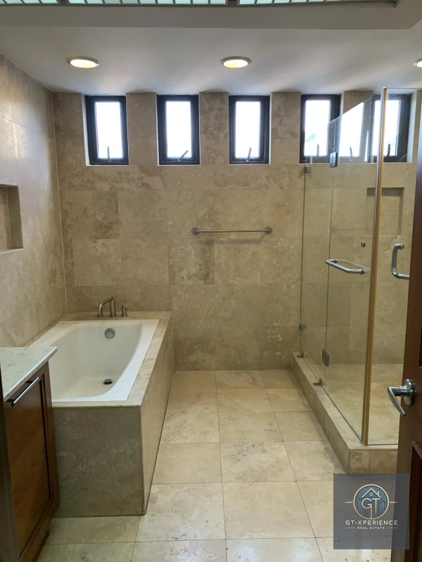 Lindo y amplio apartamento en Tiffany II, Zona 10 - 1