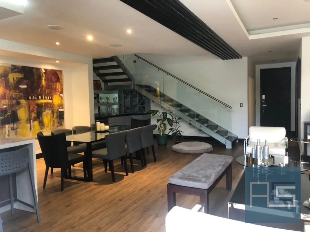 Moderno y amplio apartamento de 2 niveles, 4 hab. con jardín y 3 parqueos en Venta - 12