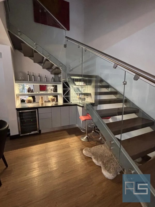 Moderno y amplio apartamento de 2 niveles, 4 hab. con jardín y 3 parqueos en Venta - 11