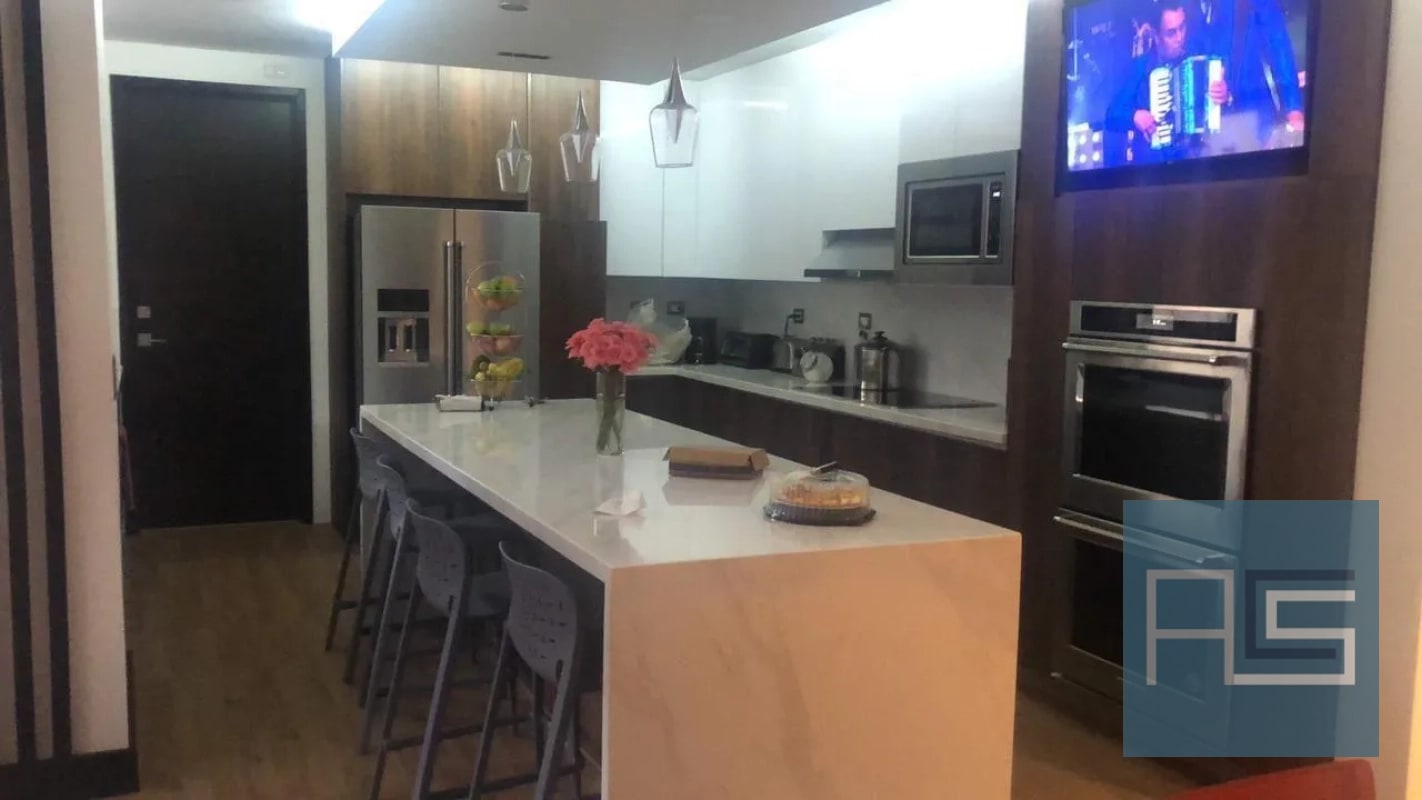 Moderno y amplio apartamento de 2 niveles, 4 hab. con jardín y 3 parqueos en Venta - 10