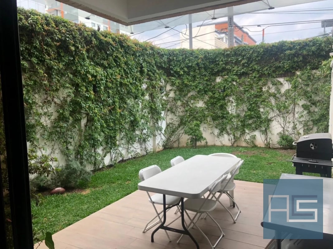 Moderno y amplio apartamento de 2 niveles, 4 hab. con jardín y 3 parqueos en Venta - 9
