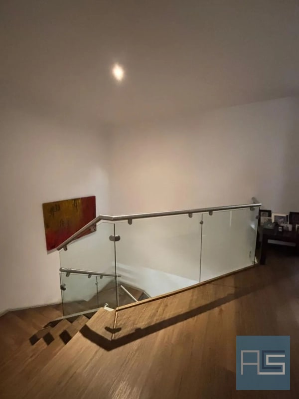 Moderno y amplio apartamento de 2 niveles, 4 hab. con jardín y 3 parqueos en Venta - 7