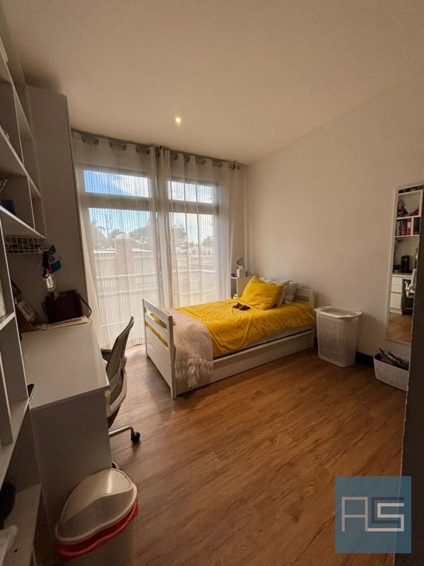 Moderno y amplio apartamento de 2 niveles, 4 hab. con jardín y 3 parqueos en Venta - 5