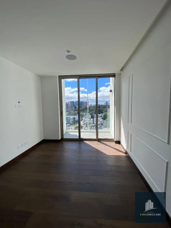 Apartamento con balcón en renta zona 10 edificio Atarah - 10
