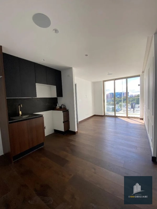 Apartamento con balcón en renta zona 10 edificio Atarah - 9