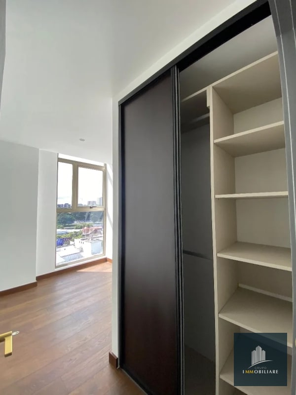 Apartamento con balcón en renta zona 10 edificio Atarah - 1