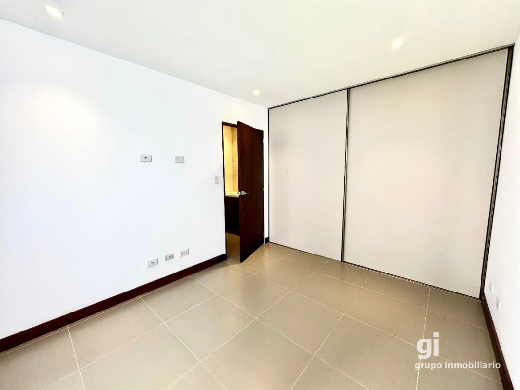 Apartamento de 3 dormitorios + cuarto de servicio en venta en zona 13 - 11