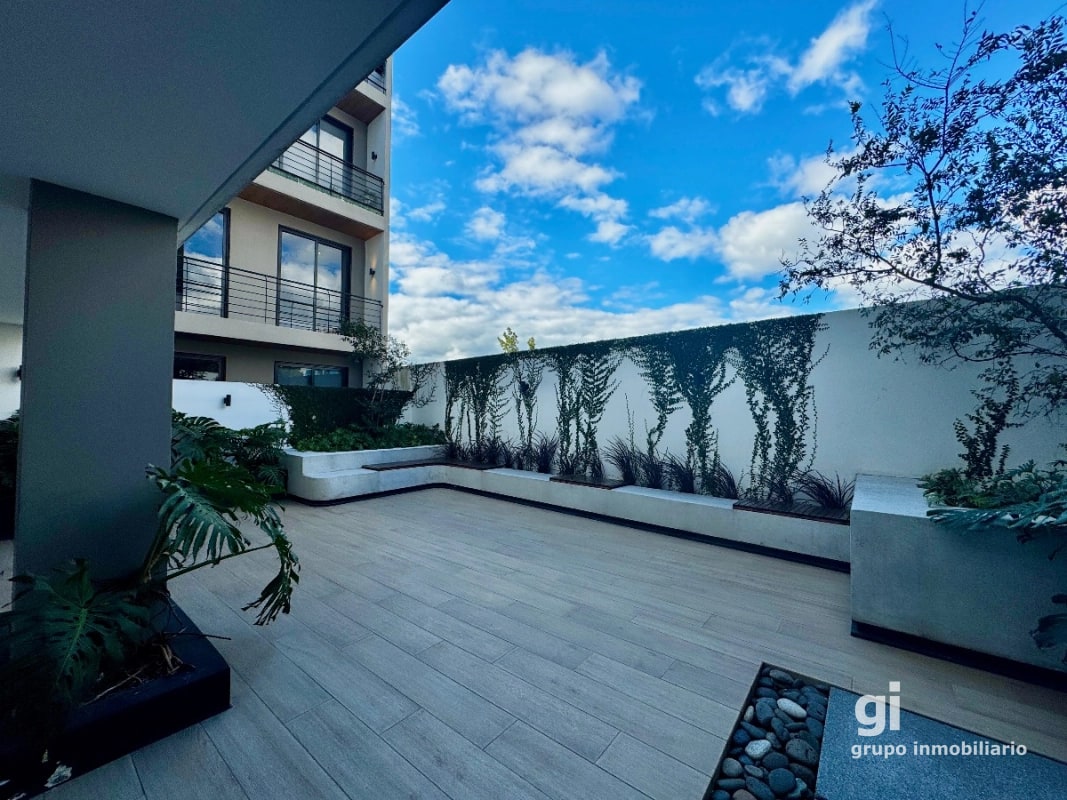 Apartamento de 2 dormitorios + jardín en venta en zona 13 - 5