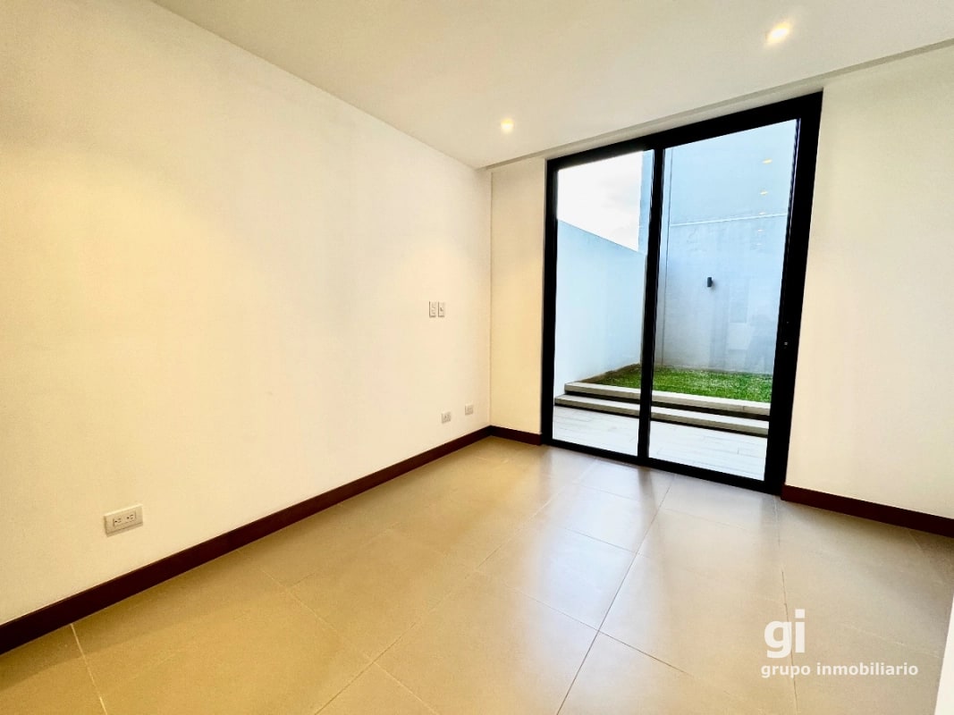 Apartamento de 2 dormitorios + jardín en venta en zona 13 - 11