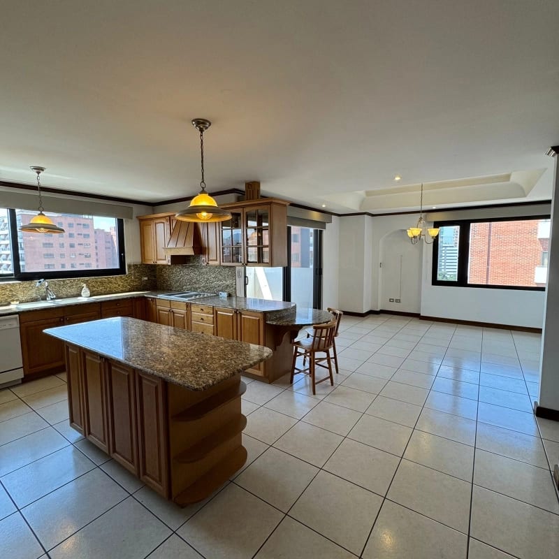 Apartamento en venta | 4 hab | 4 parqueos | Torre Castelar zona 10 — Apartamento en Venta en Torre Castelar, Zona 10, Guatemala, Ciudad — foto 9 de 13