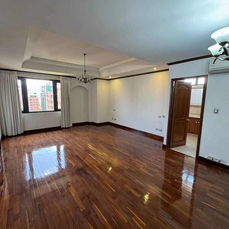 Apartamento en venta | 4 hab | 4 parqueos | Torre Castelar zona 10 — Apartamento en Venta en Torre Castelar, Zona 10, Guatemala, Ciudad — foto 8 de 13