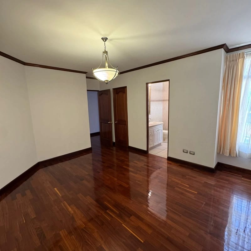 Apartamento en venta | 4 hab | 4 parqueos | Torre Castelar zona 10 — Apartamento en Venta en Torre Castelar, Zona 10, Guatemala, Ciudad — foto 4 de 13
