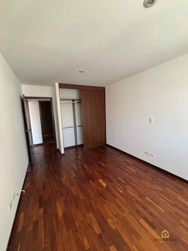 Apartamento en Torre Quatro, Zona 14 | 3 Hab + Balcón | $1,300 - 7