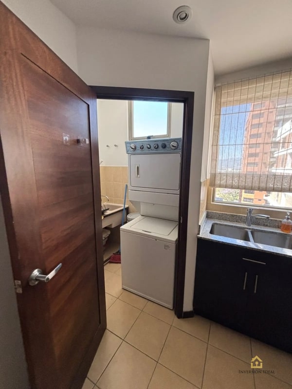 Apartamento en Torre Quatro, Zona 14 | 3 Hab + Balcón | $1,300 - 4