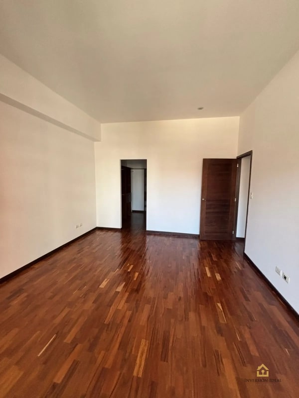 Apartamento en Torre Quatro, Zona 14 | 3 Hab + Balcón | $1,300 - 1