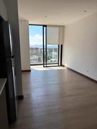 Apartamento en Alquiler | Edificio Artis | Zona 13 | Nivel alto · 2 parqueos individuales — Apartamento en Alquiler en Artis, Zona 13, Guatemala, Ciudad — miniatura 1 de 10