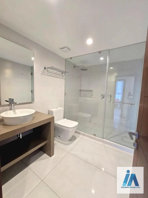 APARTAMENTO SEMIAMUEBLADO EN ALQUILER📍 Reserva 5ta Avenida, Zona 14 Vive en el corazón de la Zona 14, en un apartamento que combina lujo, amplitud y un diseño contemporáneo - 4