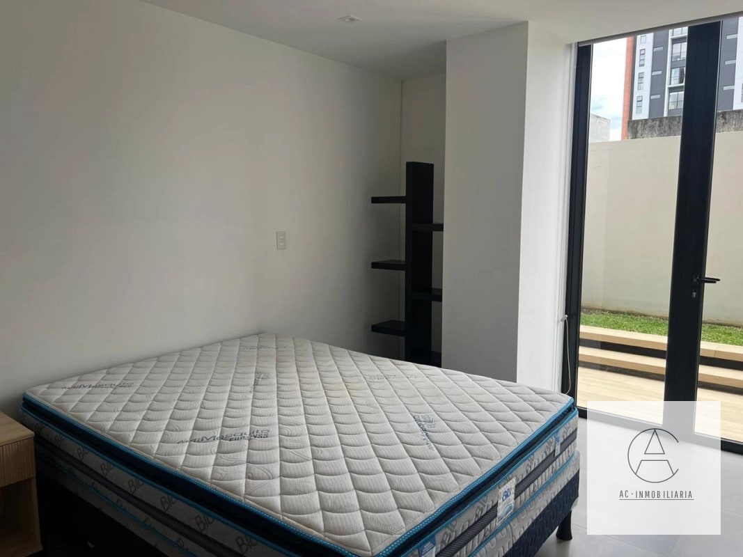 Apartamento amueblado en renta con jardín privado - 4