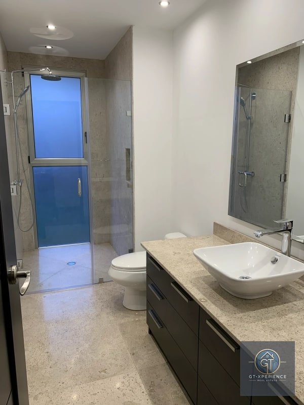 Lindo y amplio apartamento en zona 10 - 9