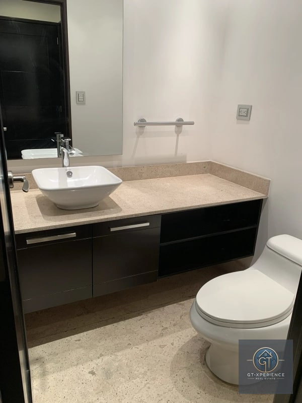 Lindo y amplio apartamento en zona 10 - 8