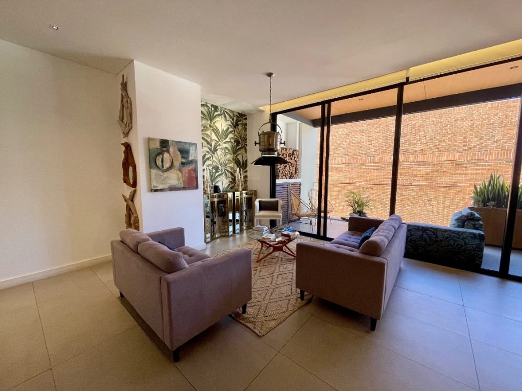 APARTAMENTO VENTA ZONA 10, MARANTA OAKLAND , 2 DORMITORIOS, SALA FAMILIAR, 2 PARQUEOS , BODEGA + DORMITORIO DE SERVICIO $550,000 + IMPUESTOS — Apartamento en Venta en Zona 10, Guatemala, Ciudad — foto 4 de 17