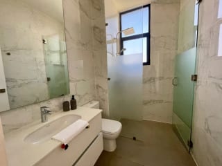 APARTAMENTO VENTA ZONA 10, MARANTA OAKLAND , 2 DORMITORIOS, SALA FAMILIAR, 2 PARQUEOS , BODEGA + DORMITORIO DE SERVICIO $550,000 + IMPUESTOS — Apartamento en Venta en Zona 10, Guatemala, Ciudad — miniatura 8 de 17