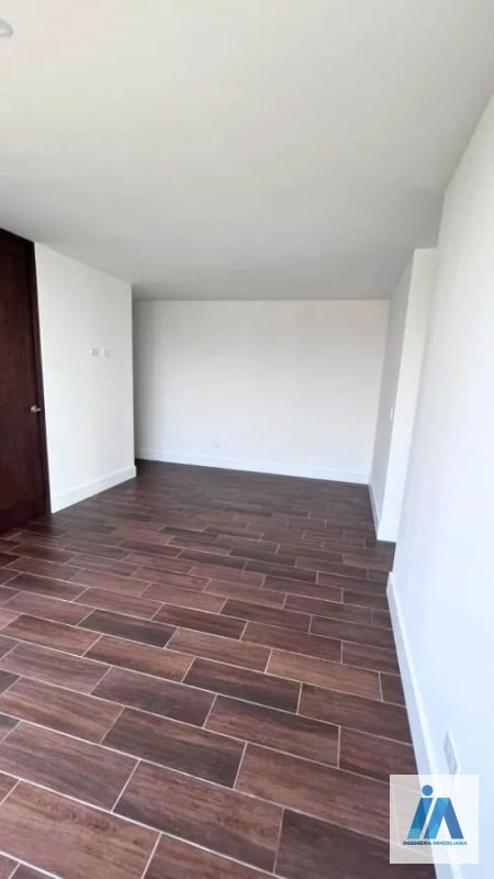 APARTAMENTO EN ALQUILER📍Edificio Roselló, Zona 13 Disfruta de tardes relajantes en su amplio balcón - 14
