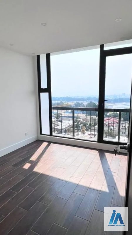 APARTAMENTO EN ALQUILER📍Edificio Roselló, Zona 13 Disfruta de tardes relajantes en su amplio balcón - 13