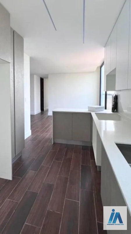 APARTAMENTO EN ALQUILER📍Edificio Roselló, Zona 13 Disfruta de tardes relajantes en su amplio balcón - 12
