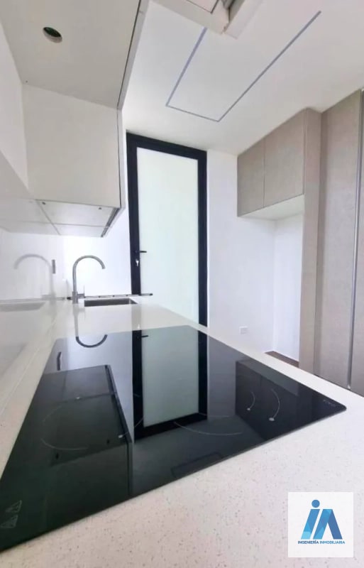 APARTAMENTO EN ALQUILER📍Edificio Roselló, Zona 13 Disfruta de tardes relajantes en su amplio balcón - 11