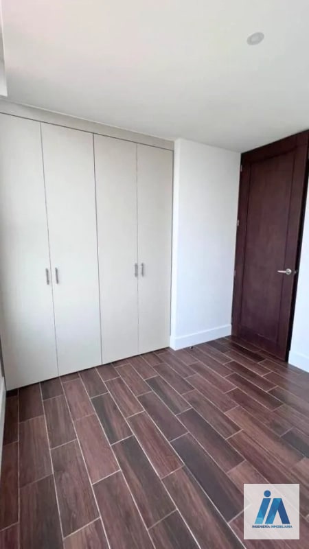 APARTAMENTO EN ALQUILER📍Edificio Roselló, Zona 13 Disfruta de tardes relajantes en su amplio balcón - 9