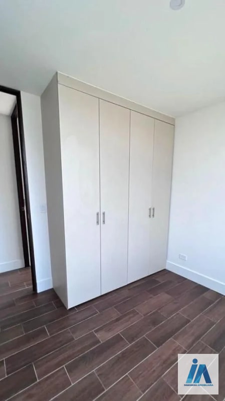 APARTAMENTO EN ALQUILER📍Edificio Roselló, Zona 13 Disfruta de tardes relajantes en su amplio balcón - 8