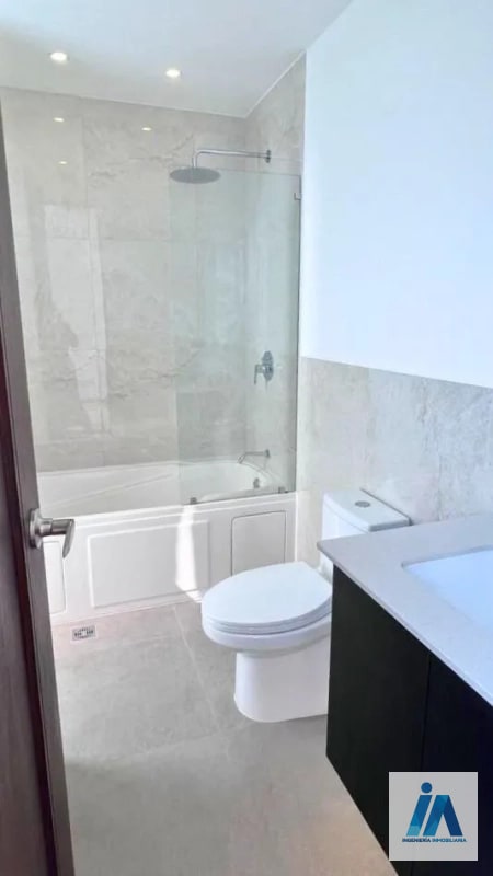 APARTAMENTO EN ALQUILER📍Edificio Roselló, Zona 13 Disfruta de tardes relajantes en su amplio balcón - 7